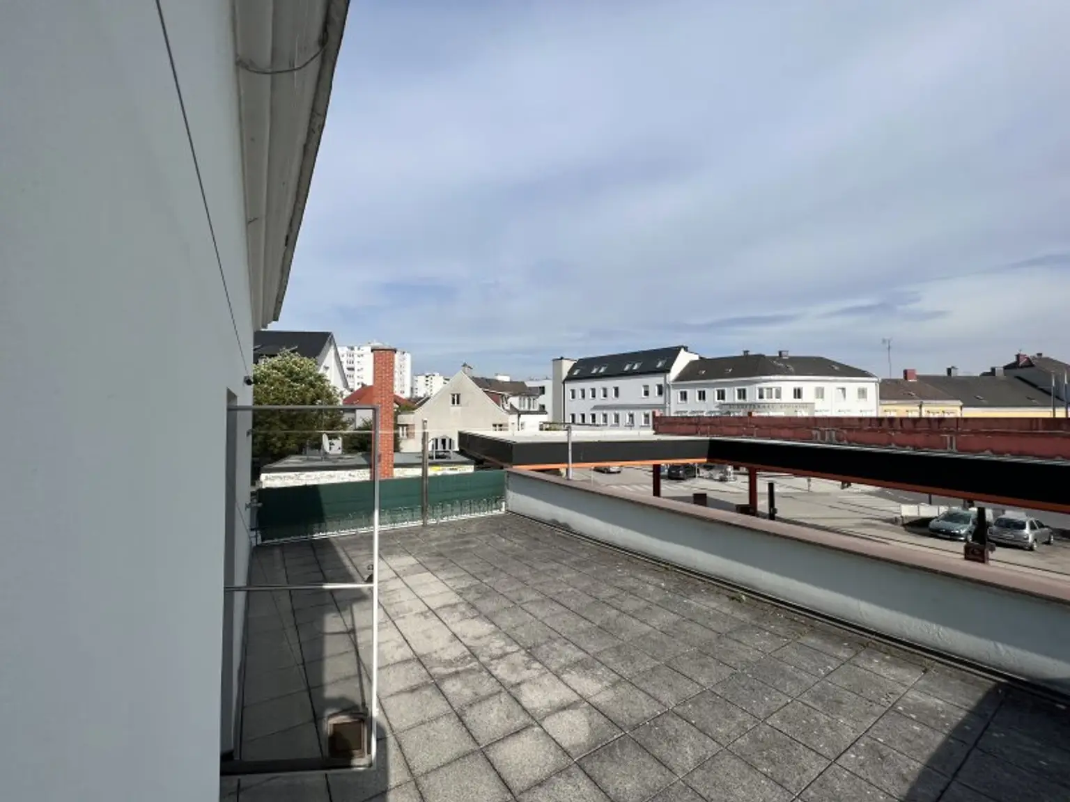 Attraktive Büro/Praxis in Wels: 7 Zimmer, Terrasse, Garage & Stellplätze! Ideal für Profis!