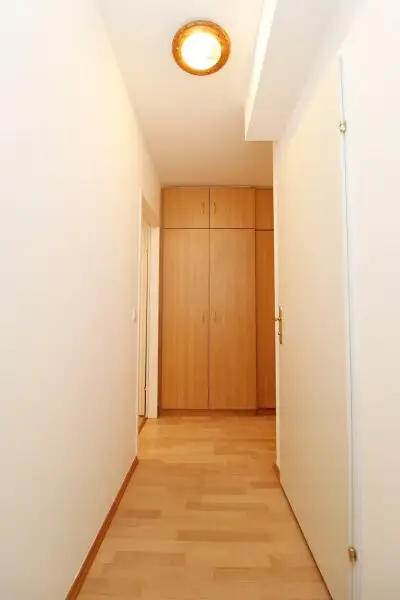 Ab 15. Dezember! Nahe U3! Zentrale 2-Zimmer-Wohnung inkl. Stellplatz zu vermieten!