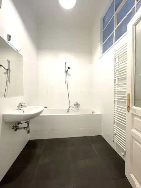 Stilvolle 2 Zimmer Wohnung, neu saniert, im wunderschönen Stilaltbau