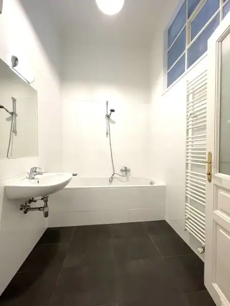 Stilvolle 2 Zimmer Wohnung, neu saniert, im wunderschönen Stilaltbau