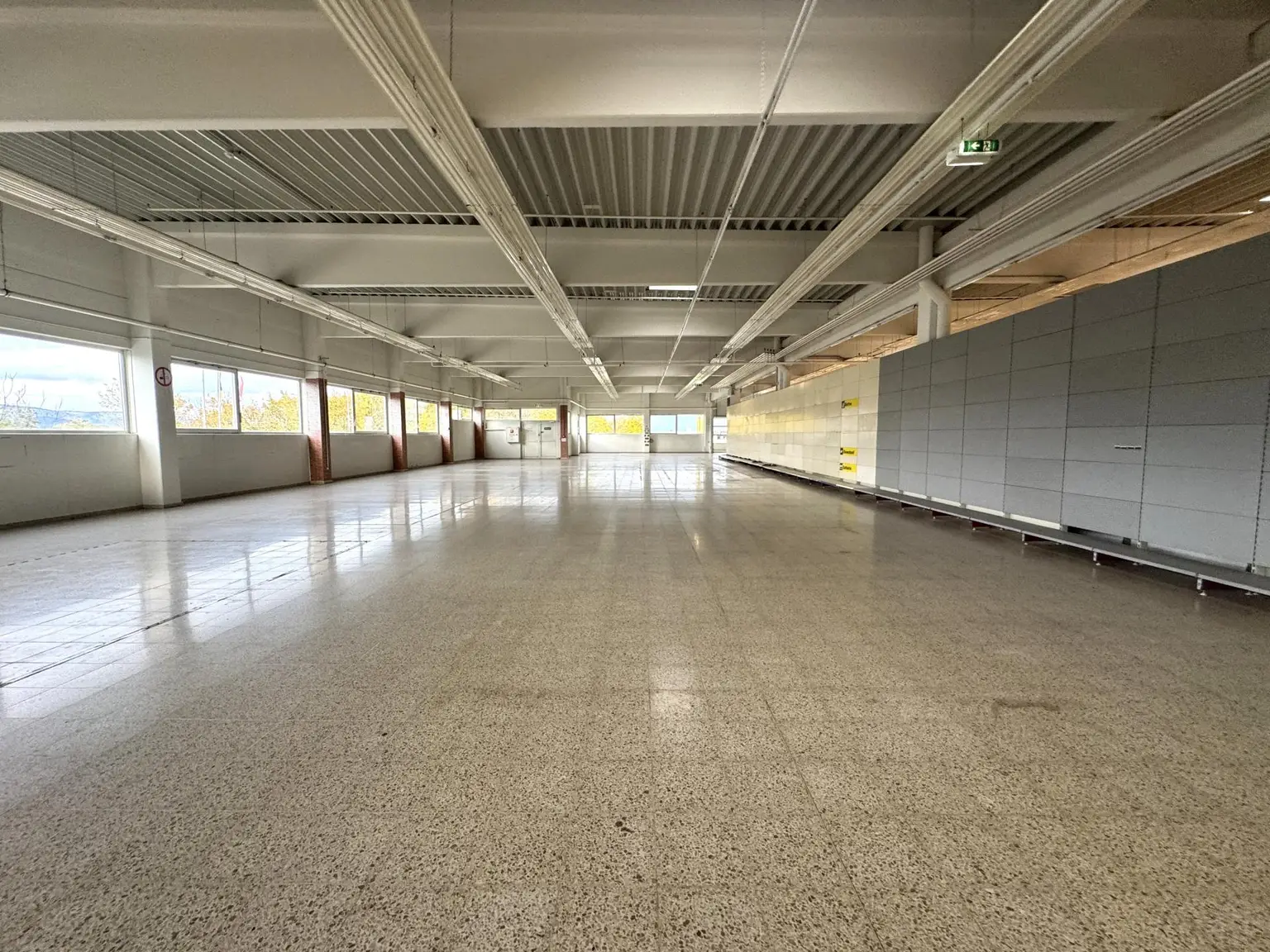 Hochfrequentierte Gewerbeimmobilie-ehemalige Forstinger-Filiale in Top-Lage