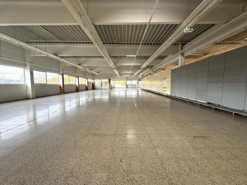 Hochfrequentierte Gewerbeimmobilie-ehemalige Forstinger-Filiale in Top-Lage