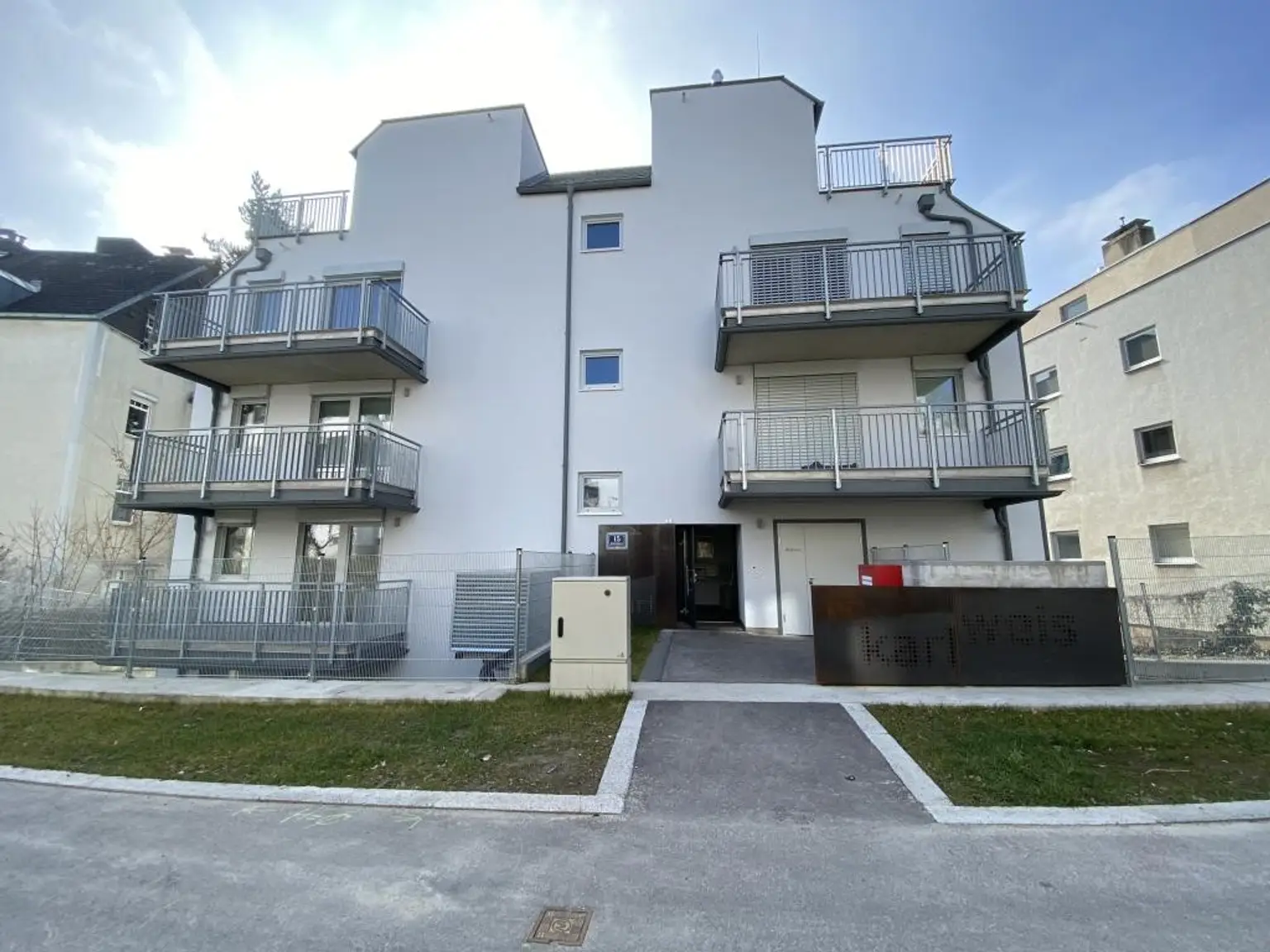 Traumwohnung mit super-großem, überdachten SÜD-Balkon!