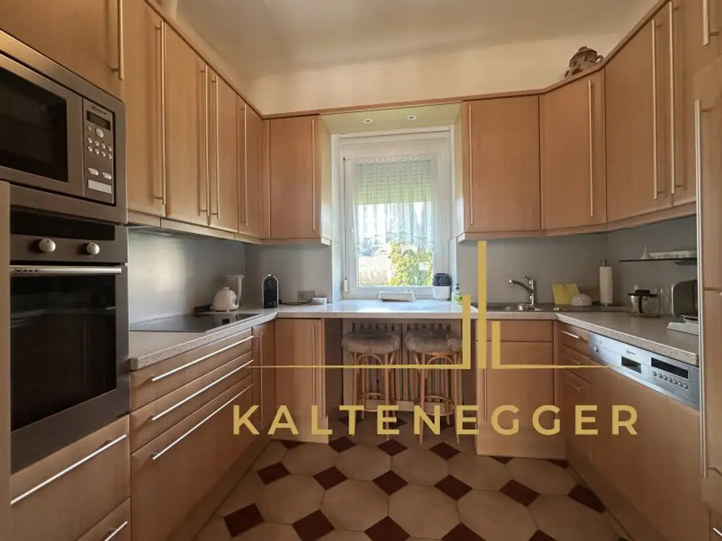 Sonnenbeschienenes Grundstück mit Blick auf die Hohe Wand - ein ländliches Mehrfamilienhaus und ein Einfamilienhaus