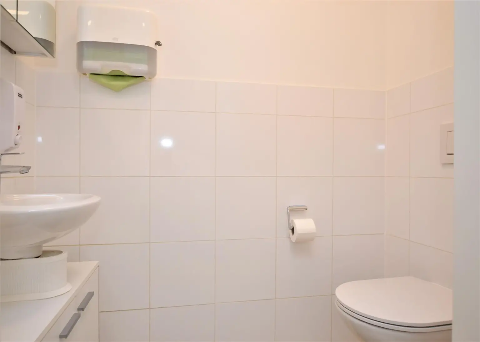 Kofferpacken und einziehen! Komplett ausgestattete 2 Zimmer Wohnung inkl. Garagenstellplatz