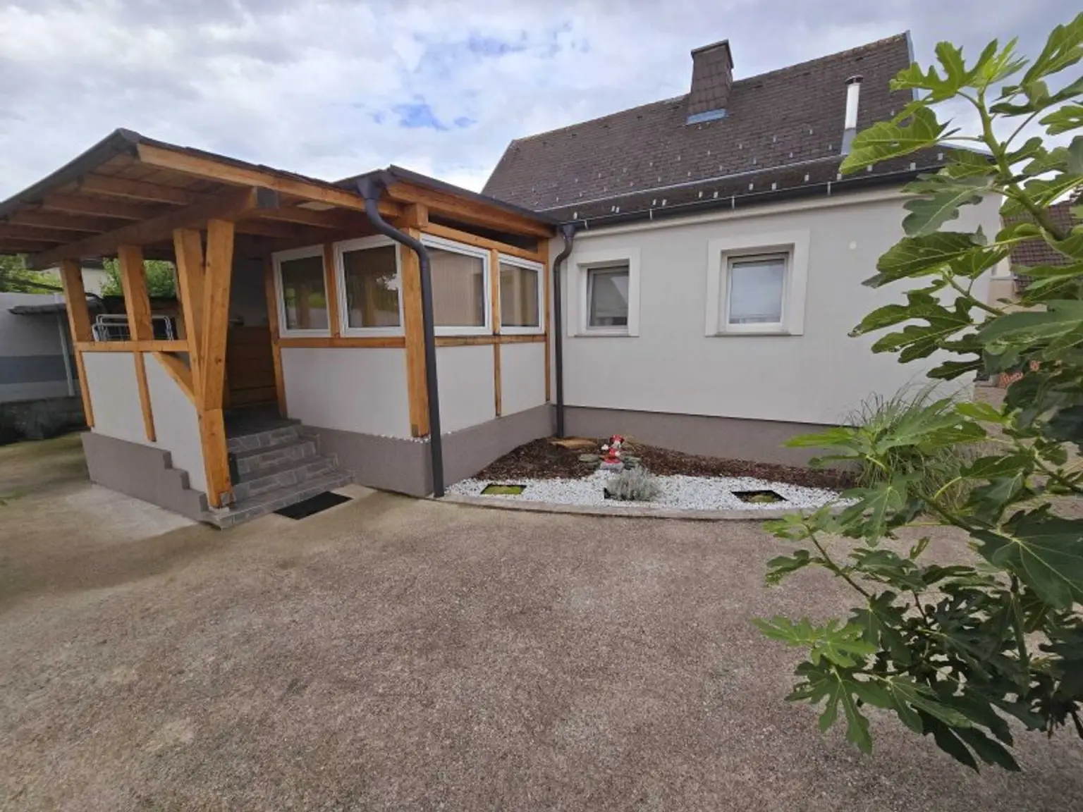 Charmantes Einfamilienhaus 125m² wohnfl. mit 791m²  Garten und überdachte Terrasse und Kaminanschluss in Leobersdorf – S-Bahn in der Nähe!