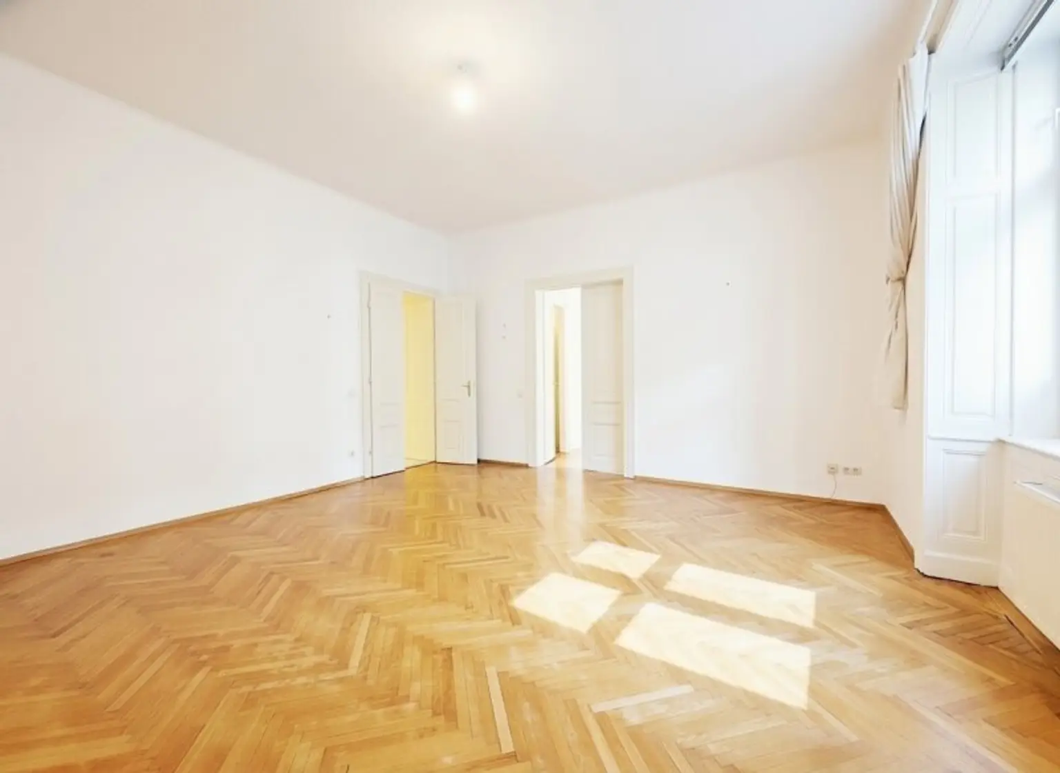 großzügiges Wohnzimmer 31 m²