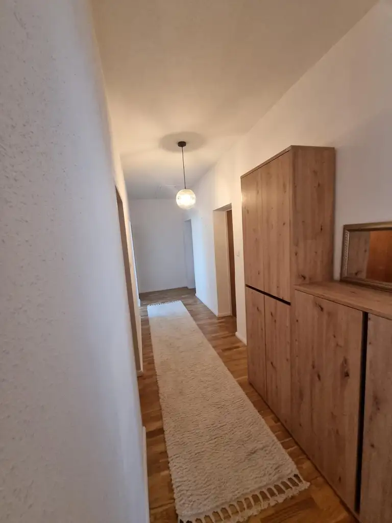 LIEBEVOLLER BUNGALOW MIT GEPFLEGTEM GARTEN IN TRAUMHAFTER RUHELAGE