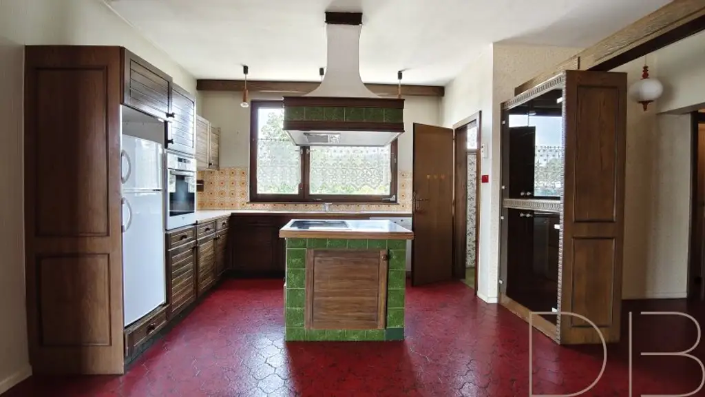 DB IMMOBILIEN | Sanierungsbedürftige 4-Zimmer-Wohnung mit südseitiger Terrasse und traumhaften Ausblick!