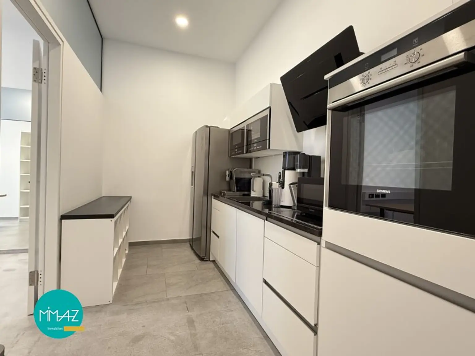 Küche mit Blick ins Büro 1