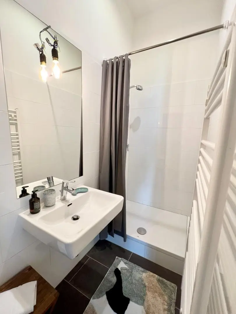 gemütliches, kleines Bad mit Dusche