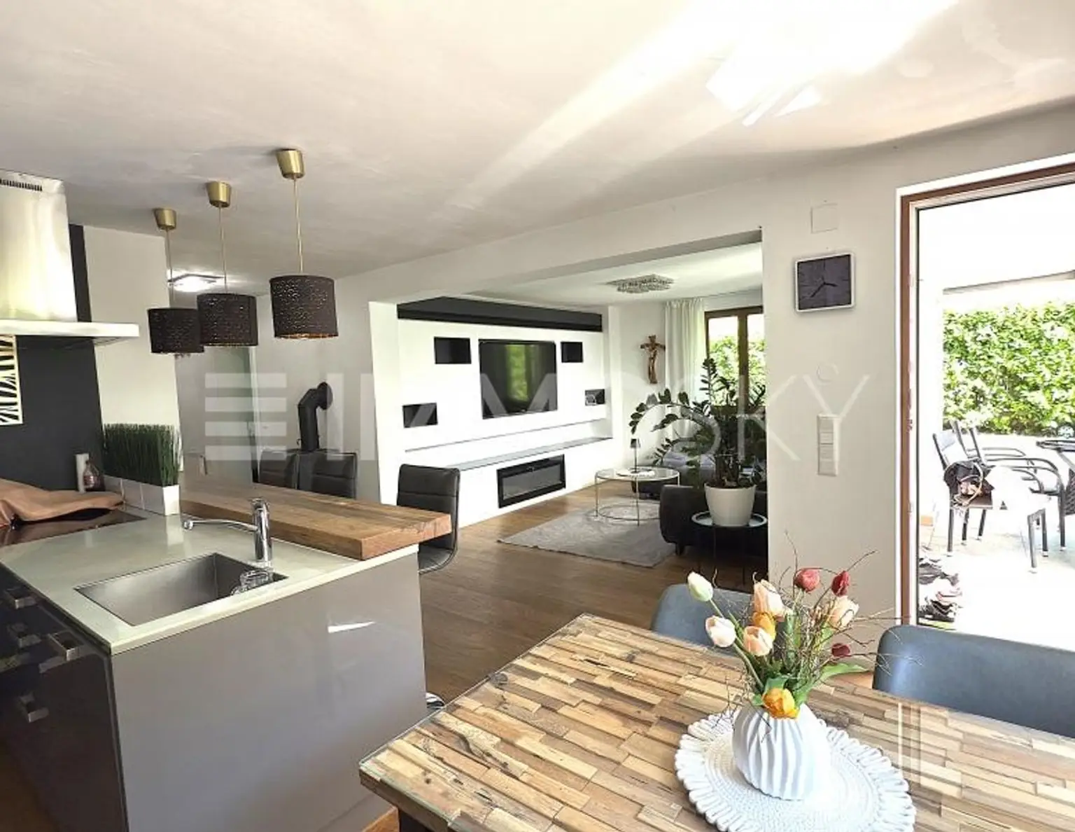 TRAUMHAFTES ZWEI-FAMILIENHAUS - mit Sauna, Garten und Garage