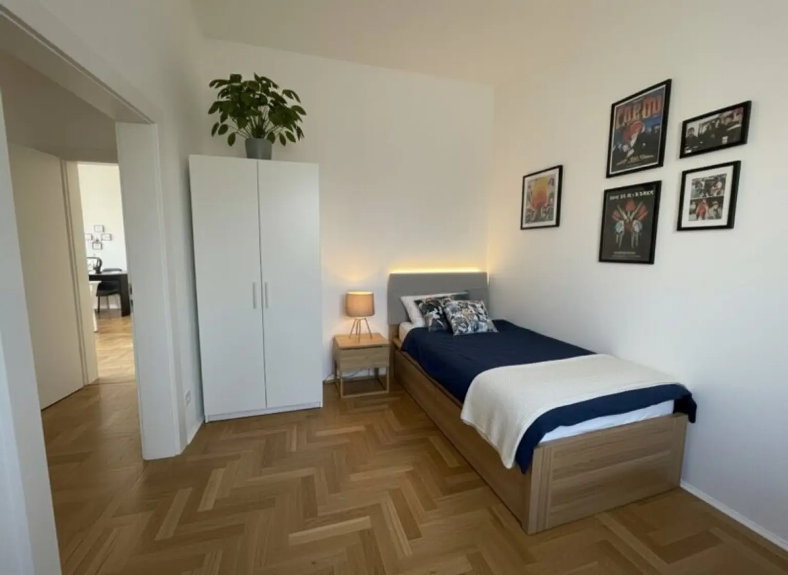 ERSTBEZUG NACH SANIERUNG: Ansprechende 6-Zimmer-Altbauwohnung mit Balkon, unweit von Kutschermarkt