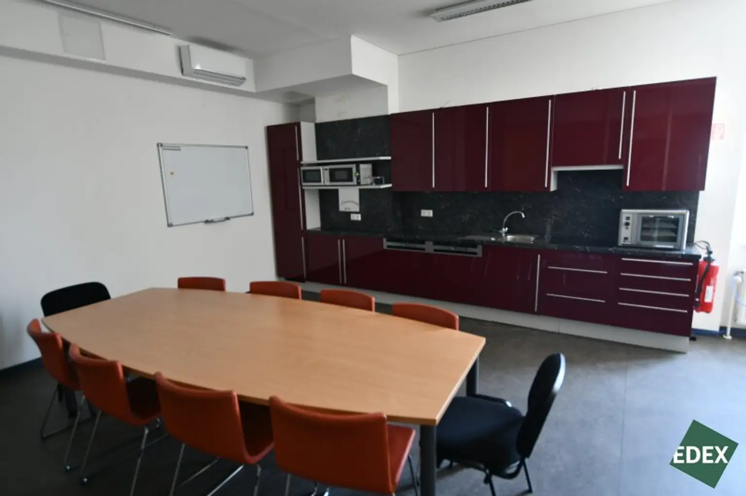 Bürofläche mit Lager und 20 Stellplätzen