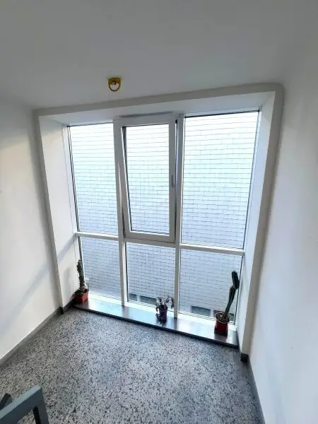 Lichtdurchflutete 2-Zimmer-Wohnung mit Charme & Potenzial in thermisch saniertem 1965-Neubau