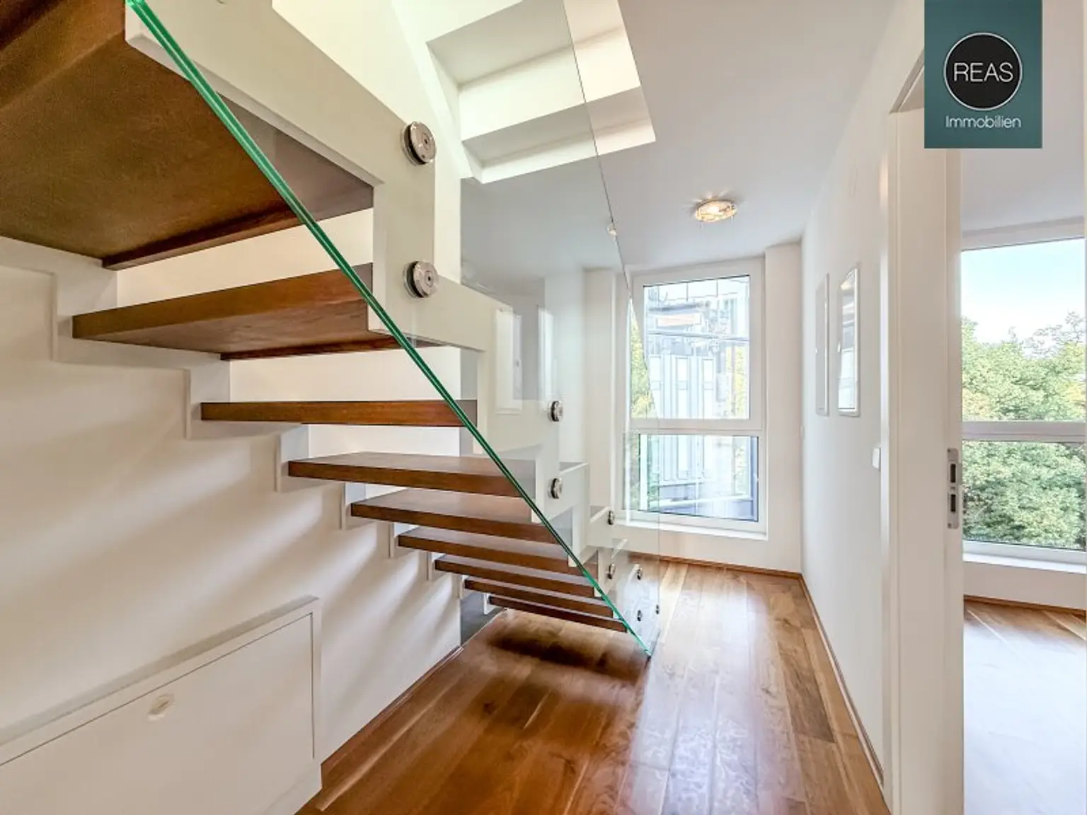 Provisionsfrei: Klimatisierte Dachgeschoss Maisonette mit 2 Terrassen und Kamin nahe Uno City!