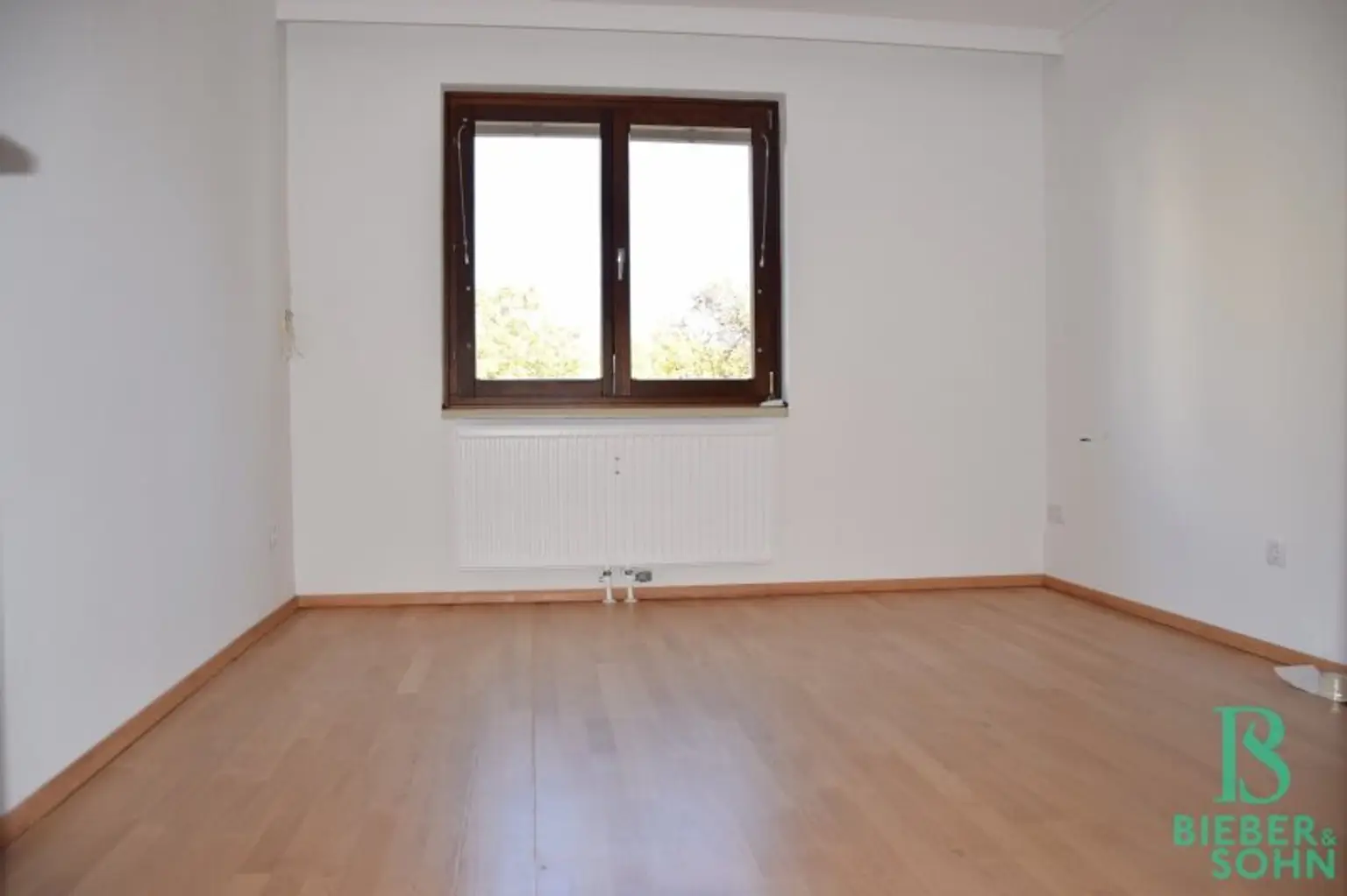 Eleganter "Retro-Style" - Großzügige, sonnige, ruhige Wohnung mit Süd-Loggia! 2 Garagenplätze!