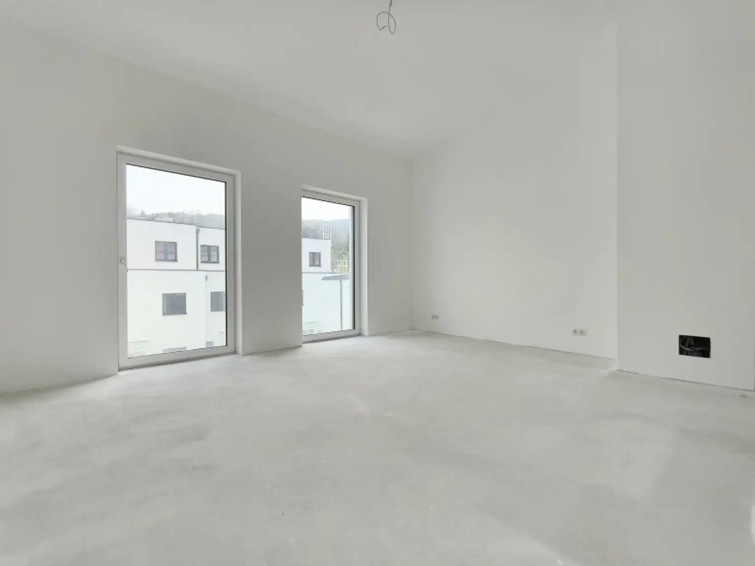 EXKLUSIVES TOWNHAUS AUF EIGENGRUND IN WEIDLING – NATURNAHES WOHNEN MIT STIL