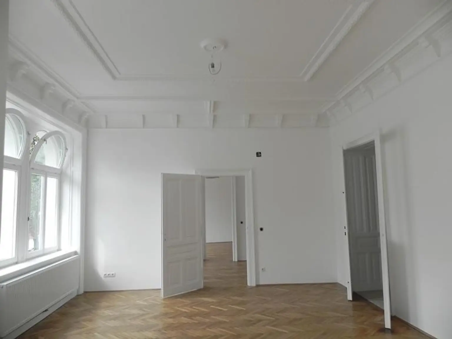 Zimmer mit Stuckdecke