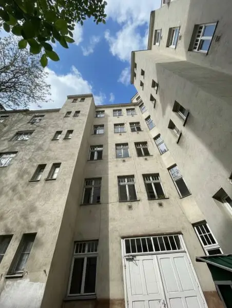 Eckzinshaus mit Rohdachboden