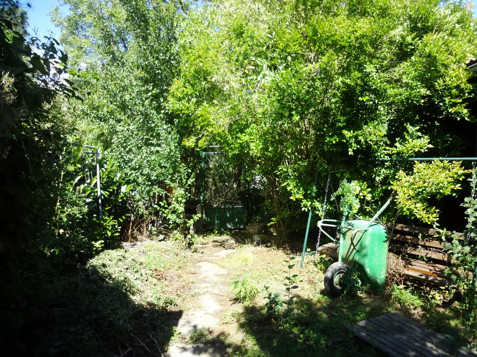 Garten Rückwärts mit Zufahrt von hinten