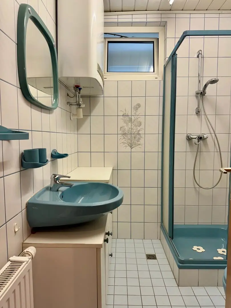 Bad mit WC und Fenster