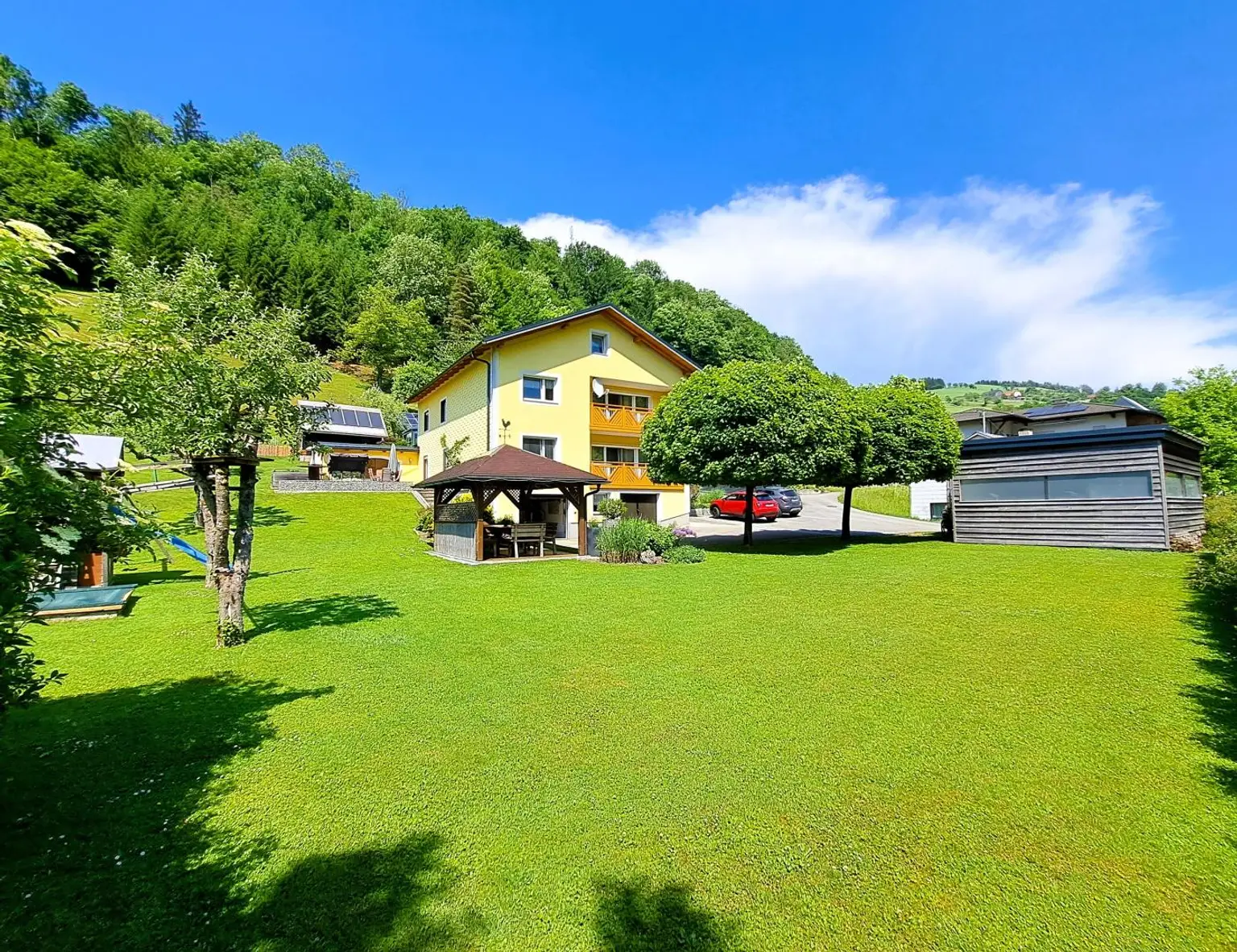 Wohnhaus mit 3 Einheiten, Garten, Weideland und Wa