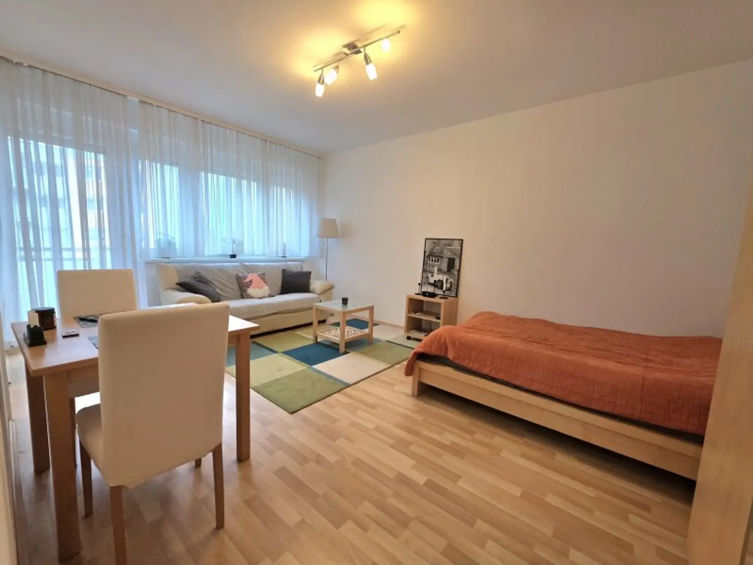 Wohn- und Schlafzimmer