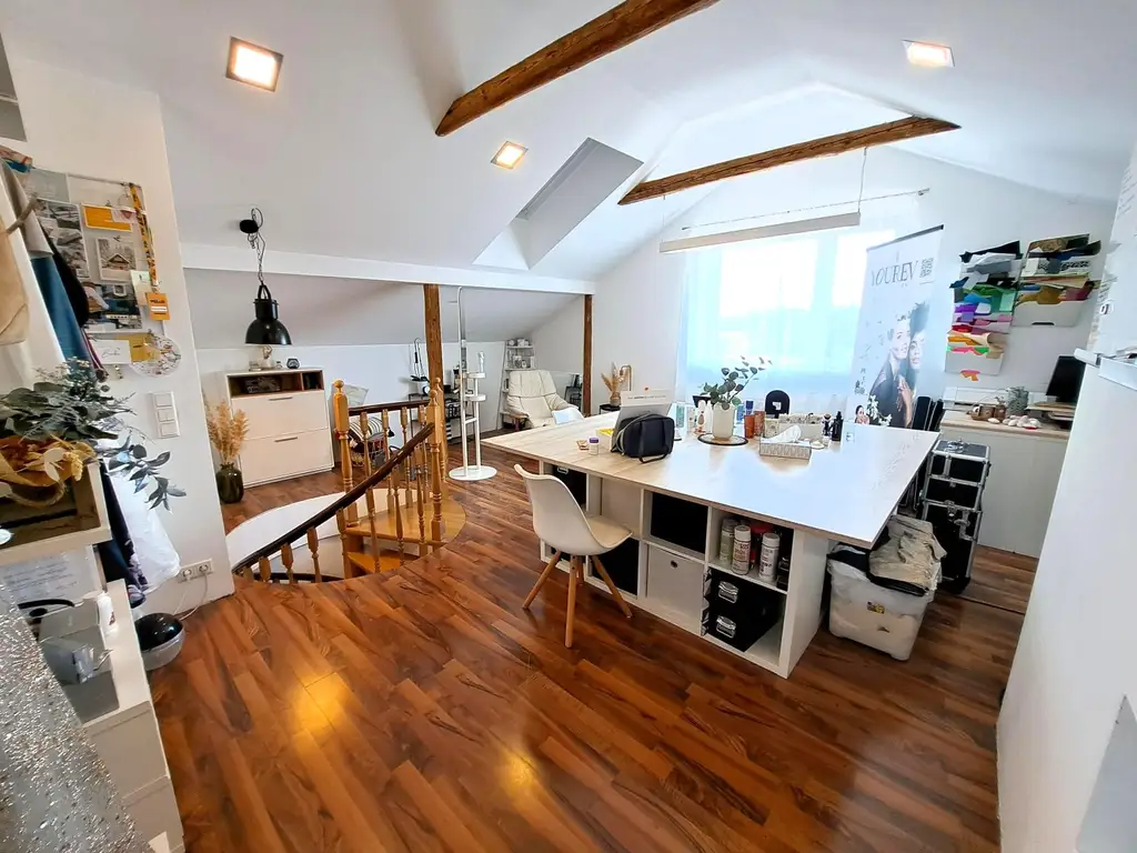 Wohnjuwel mit 2 Wohnungen (ca. 290 m² Wfl.), 2 Terrassen, Gartenareal mit Pool & Poolhaus - Neuzeug