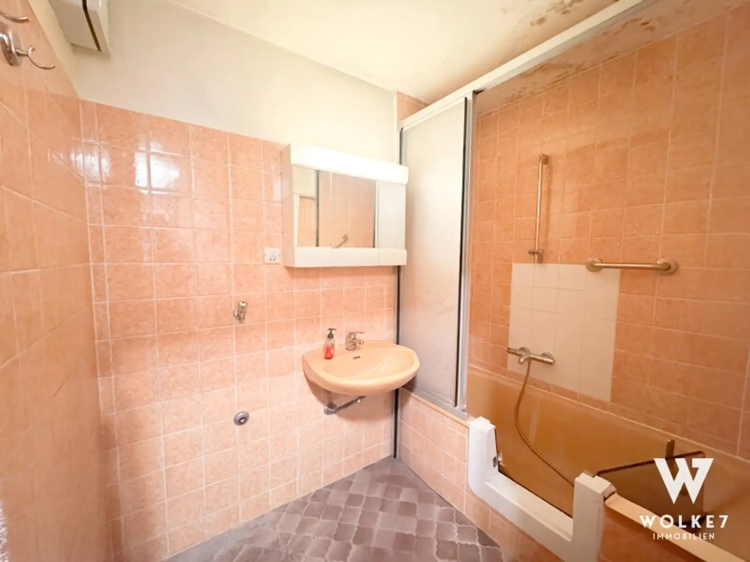Sanierungsbedürftige 3-Zimmer-Wohnung mit Loggia, separate Küche | Türkenschanzpark | S45, 10A, 40,41,9 | Gersthof