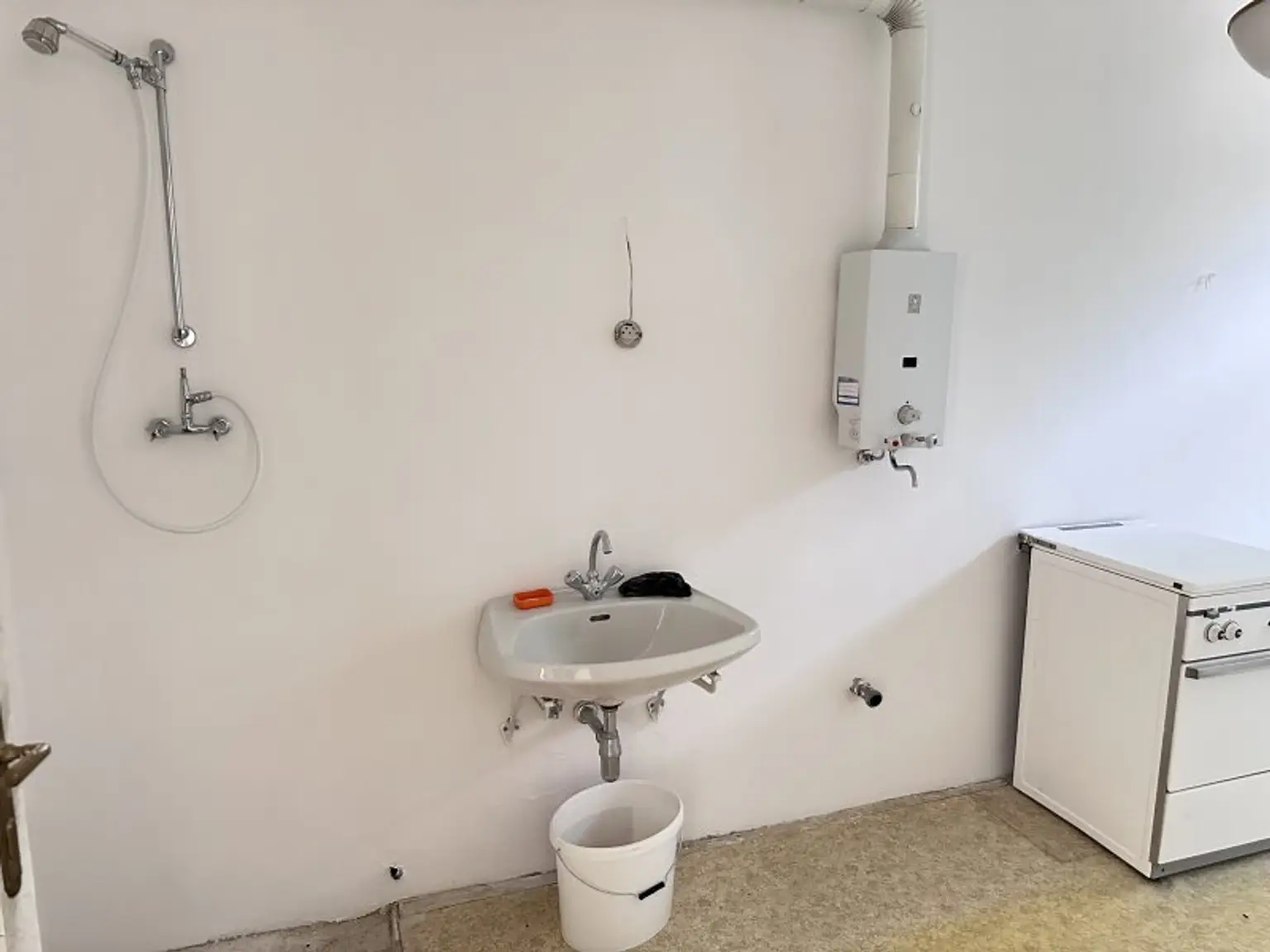 TOLLER ALTBAU - SCHÖNE WOHNUNG IM ALTWIENER STIL - ZUM SANIEREN