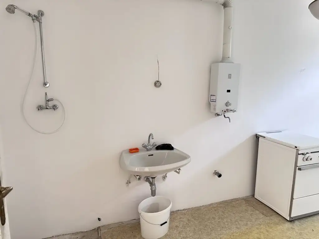 TOLLER ALTBAU - SCHÖNE WOHNUNG IM ALTWIENER STIL - ZUM SANIEREN