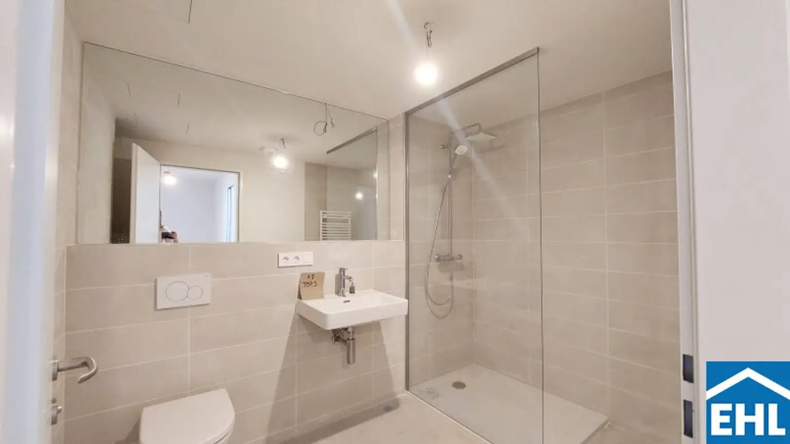 1,5-Zi.-Erstbezug mit Loggia & Rooftop Spa | TOWER HOMES im V22