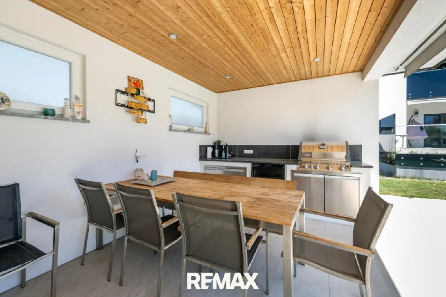 Überdachte Terrasse Poolhaus