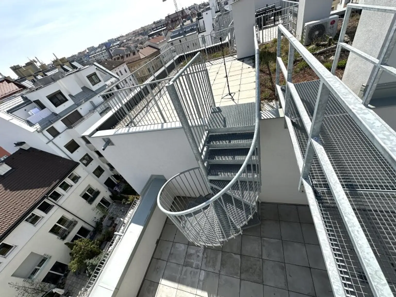 Hier werden Träume war! Exklusive 4-Zimmer Maisonette-Wohnung mit ca. 113 m2 sowie eigener Dachterrasse in ruhiger Lage