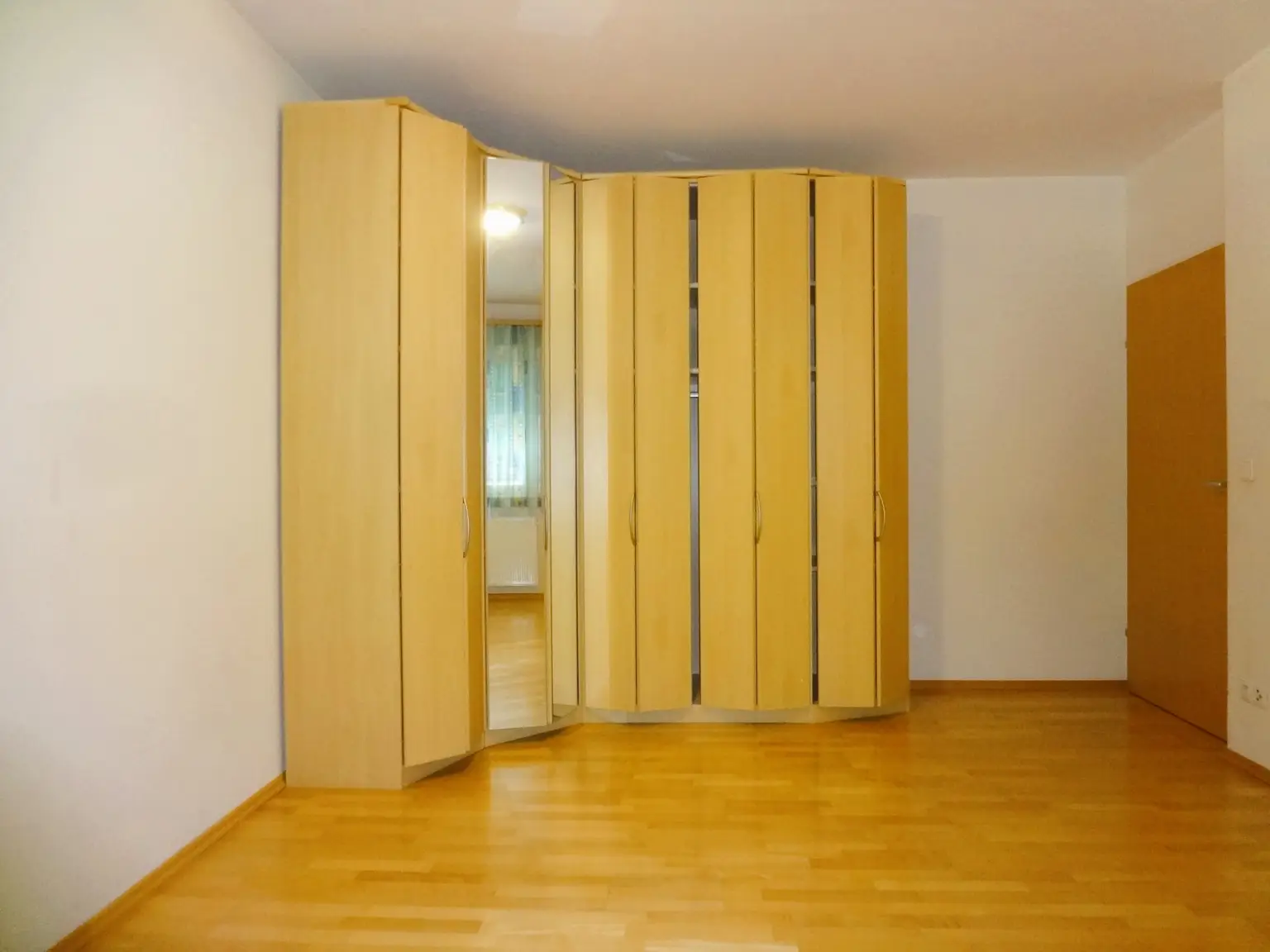 geräumiges Schlafzimmer