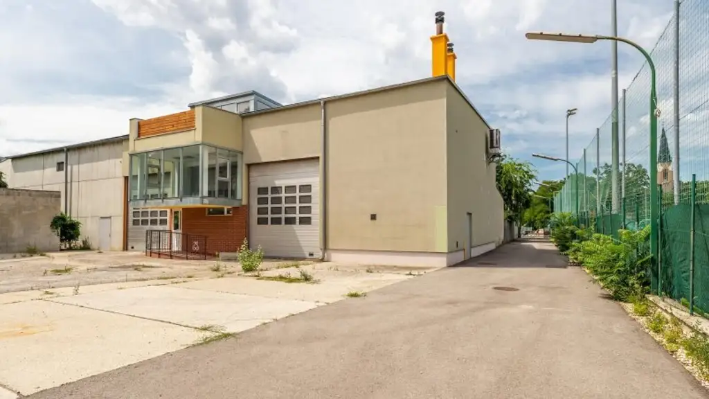 " Lagerhallen " Büroflächen " Freiflächen " UNBEFRISTET "