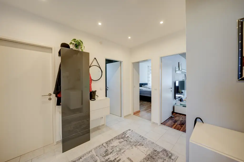 ** Schöne,helle, 3 Zimmerwohnung mit 2 Pkw Abstellplätzen **