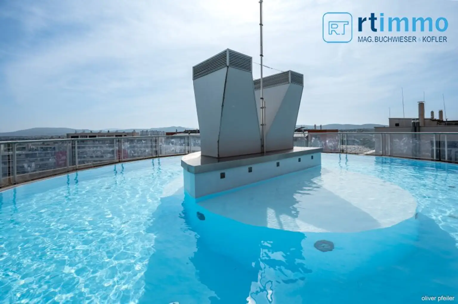 Himmelblau überall, 104m² mit über 23m² Freifläche auf 3,5 Zimmern. Atemberaubender Ausblick soweit das Auge reicht!