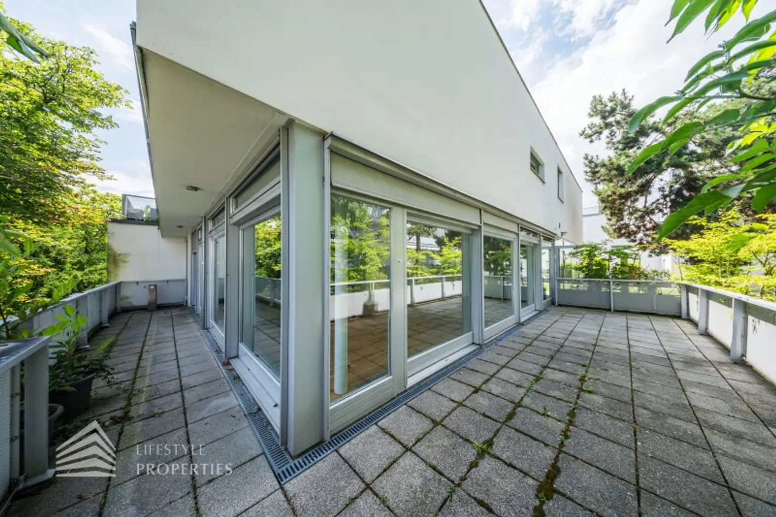 Wunderschöne 4 - Zimmer Wohnung mit Terrasse und 2 Balkonen