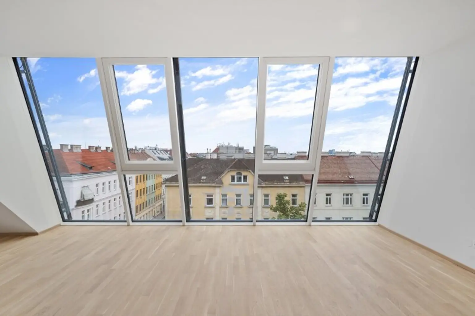 4-Zimmer-Dachgeschosswohnung (Massivbauweise) mit Terrasse und Dachterrasse in generalsaniertem Altbau