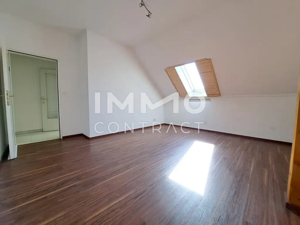 Großzügige Dachwohnung inklusive Eigengarten, Garage und Keller