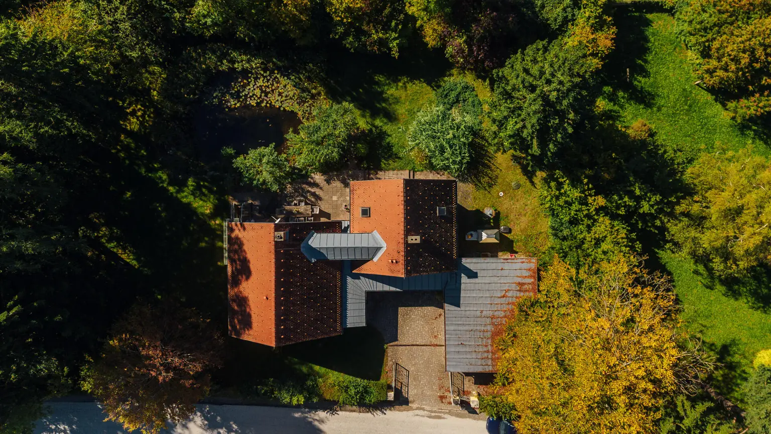 Großzügiges Einfamilienhaus mit Schwimmteich in Weinitzen - ländliche Geborgenheit trifft modernen Wohnkomfort