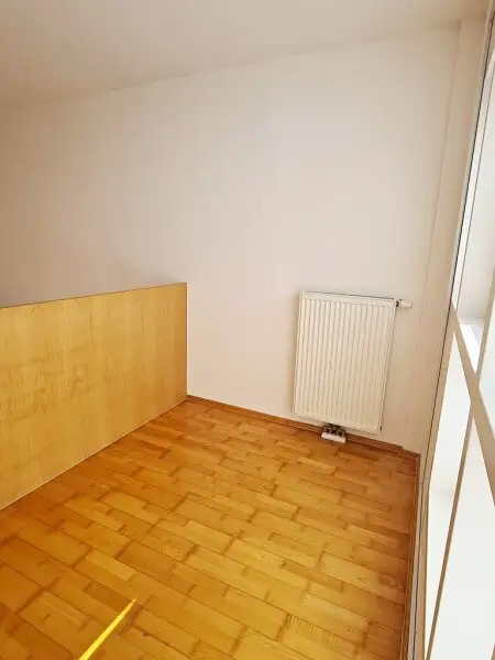 INNSTRASSE, FERNBLICK, unbefristete 97 m2 Dachgeschoß-Maisonette mit Loggia, 2 Zimmer, Komplettküche, Wannenbad, Parketten, gefördert