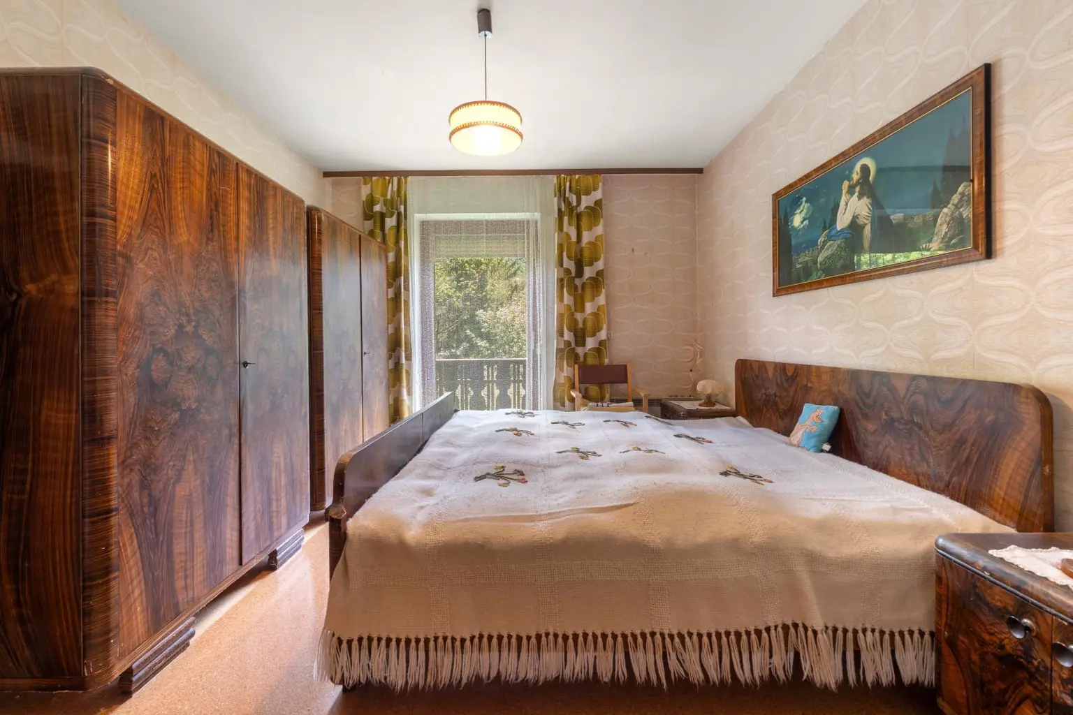Schlafzimmer mit Zugang zum Balkon