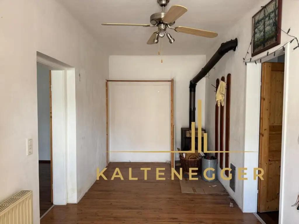 Sonnenbeschienenes Grundstück mit Blick auf die Hohe Wand - ein ländliches Mehrfamilienhaus und ein Einfamilienhaus