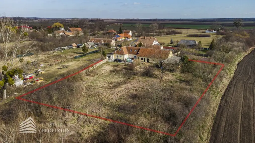 Geräumiges renovierungsbedürftiges Einfamilienhaus mit großen Garten