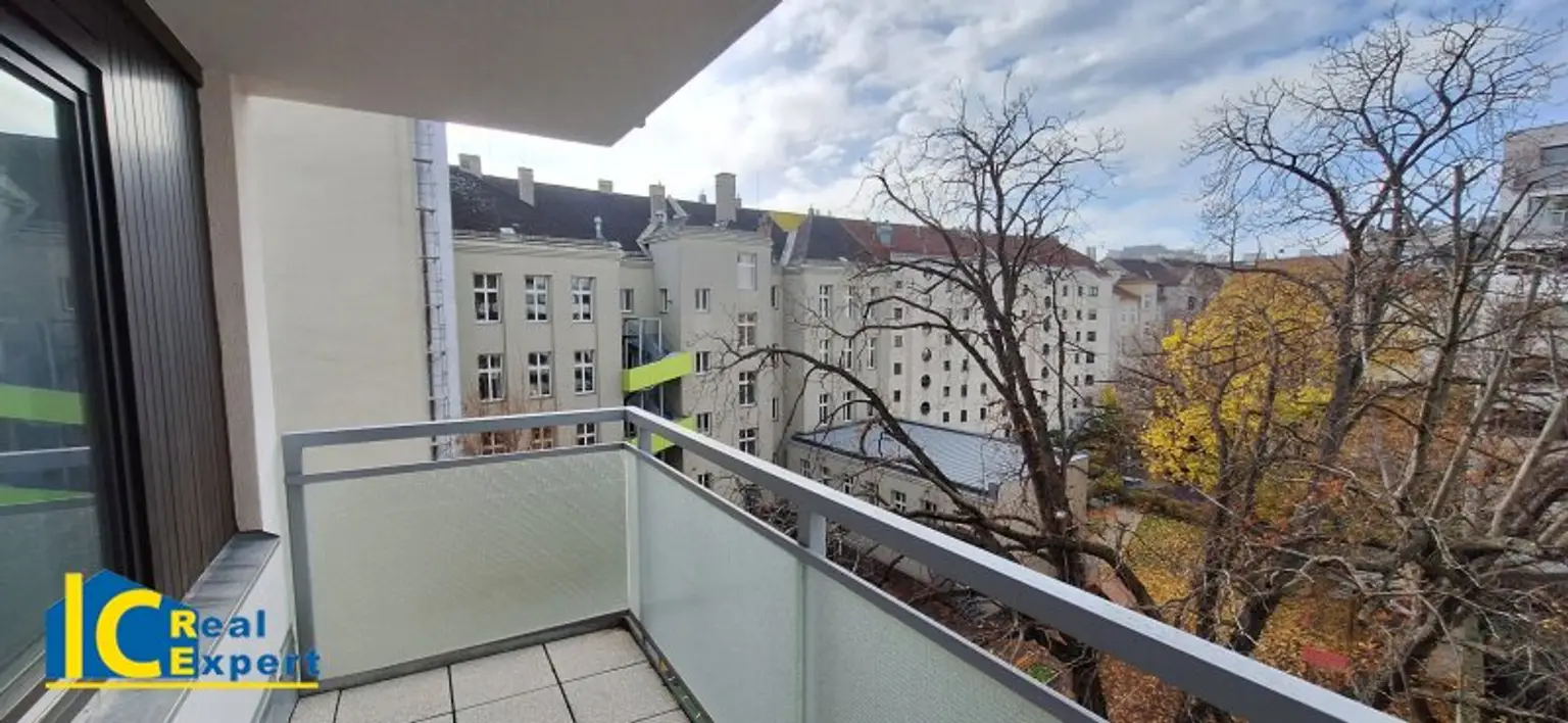 überdachter 13,5m² großer Balkon