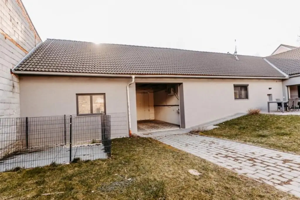 Verträumtes Bauernhaus neu adaptiert (2013) mit Toreinfahrt, Pool, Stadel und Schuppen