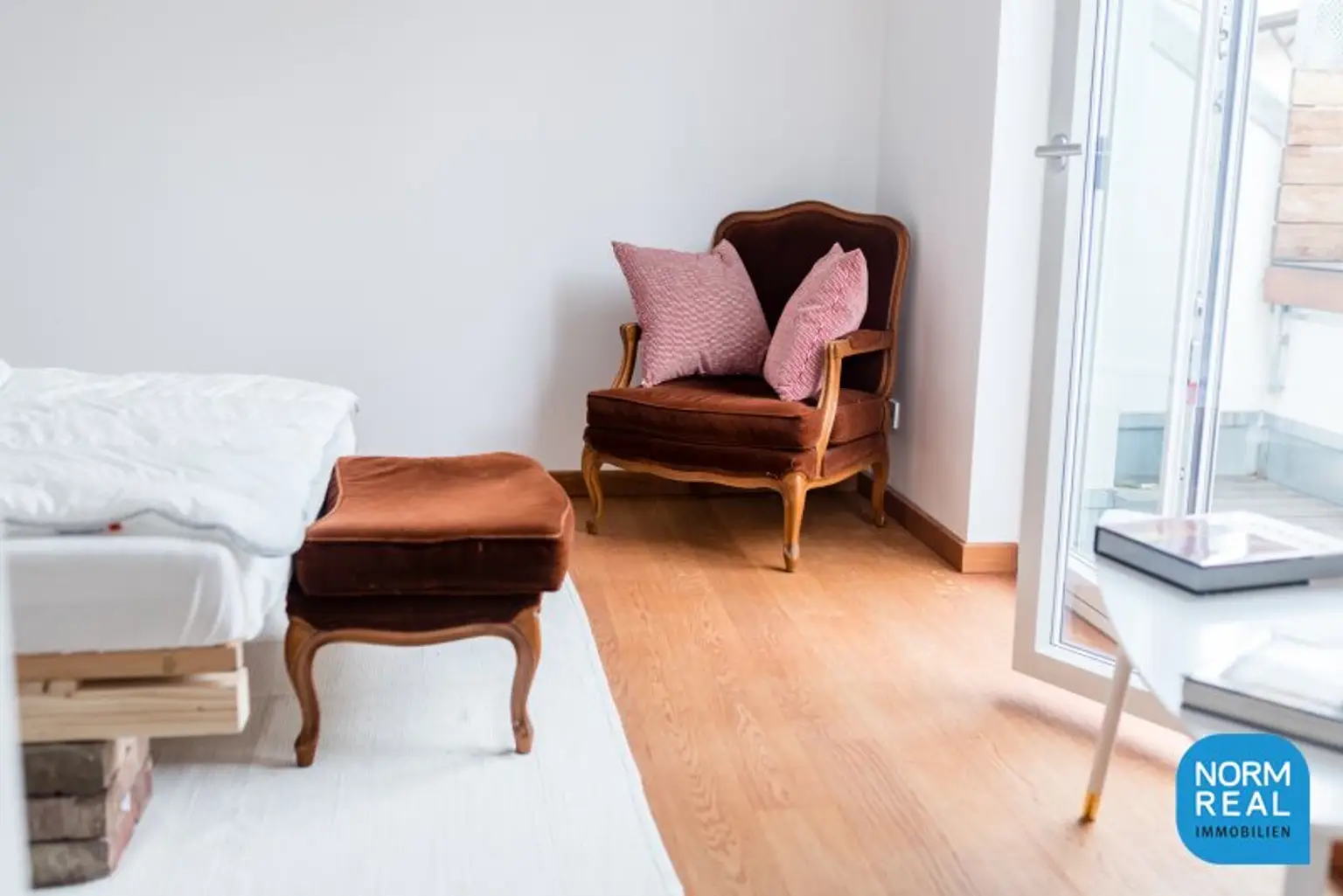 Komplett möblierte Dachgeschosswohnung mit Terrasse
